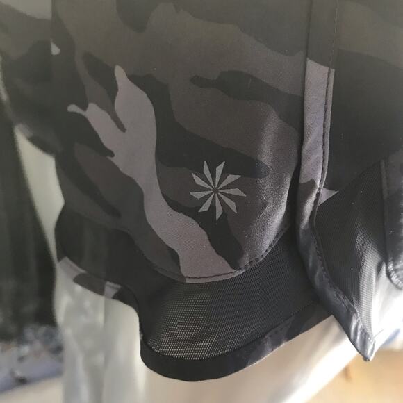 Athleta Mesh Racer Run Short 4" Camo Black Gray Women's Size XS - Picture 6 of 9